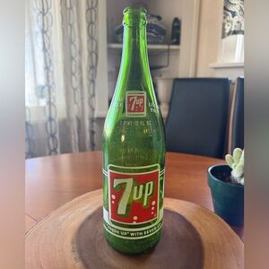 Vintage 1960s 7 UP Soda Pop Green Glass Bottle 1 Pint 12 Fl Oz .